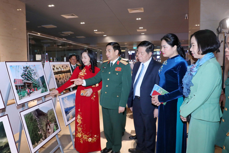 Đại tướng Phan Văn Giang, ông Nguyễn Trọng Nghĩa và các đại biểu tham quan triển lãm ảnh. (Ảnh: Phương Hoa/TTXVN)