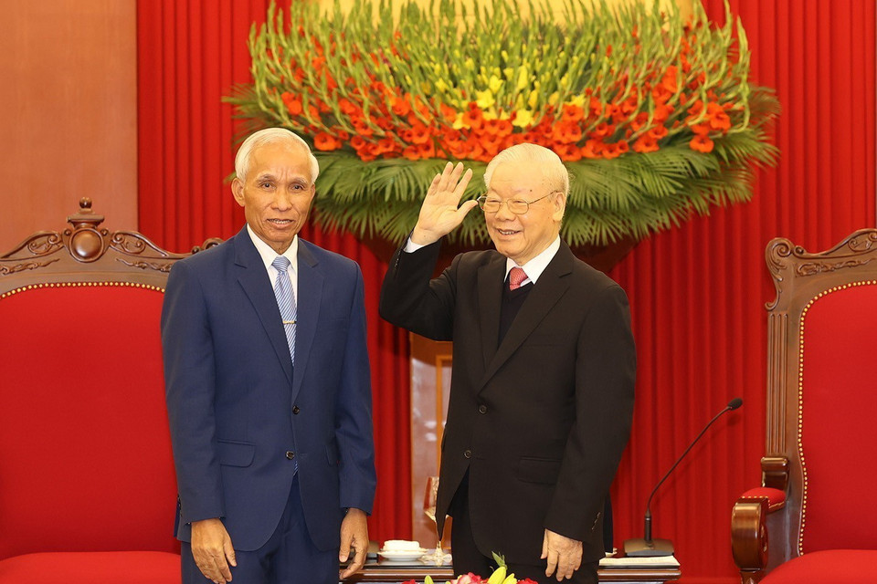 Tổng Bí thư Nguyễn Phú Trọng tiếp ông Khamphan Pheuyavong, Bí thư Trung ương Đảng, Trưởng ban Tuyên huấn, Chủ tịch Hội đồng Lý luận Trung ương Đảng Nhân dân Cách mạng Lào. (Ảnh Trí Dũng/TTXVN)