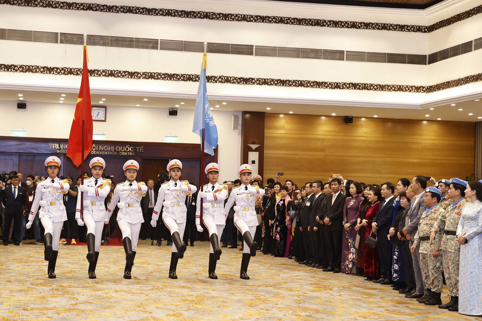 Tiêu binh rước Quốc kỳ Việt Nam và cờ Liên hợp quốc tại lễ kỷ niệm. (Ảnh: TTXVN)