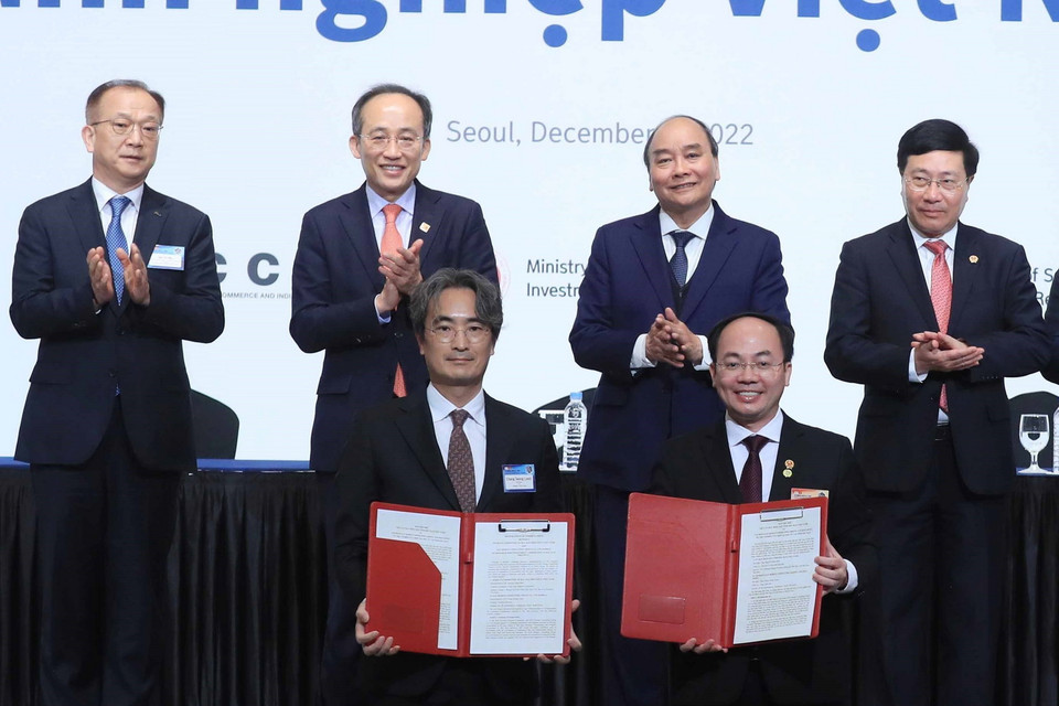 Chủ tịch nước Nguyễn Xuân Phúc và Phó Thủ tướng Hàn Quốc Choo Kyung-ho chứng kiến lễ trao biên bản hợp tác giữa các doanh nghiệp hai nước. (Ảnh: Thống Nhất/TTXVN)