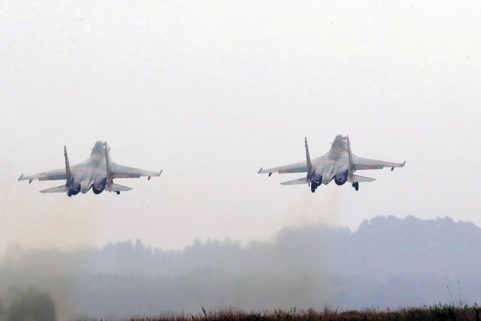 Máy bay Su30 cất cánh luyện tập theo các kịch bản trình diễn phục vụ Triển lãm Quốc phòng quốc tế 2022. (Ảnh: Trọng Đức/TTXVN)