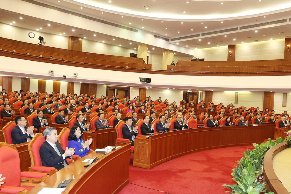  Các đồng chí lãnh đạo Đảng, Nhà nước và các đại biểu biểu quyết thông qua Nghị quyết Hội nghị. (Ảnh: Trí Dũng/TTXVN)