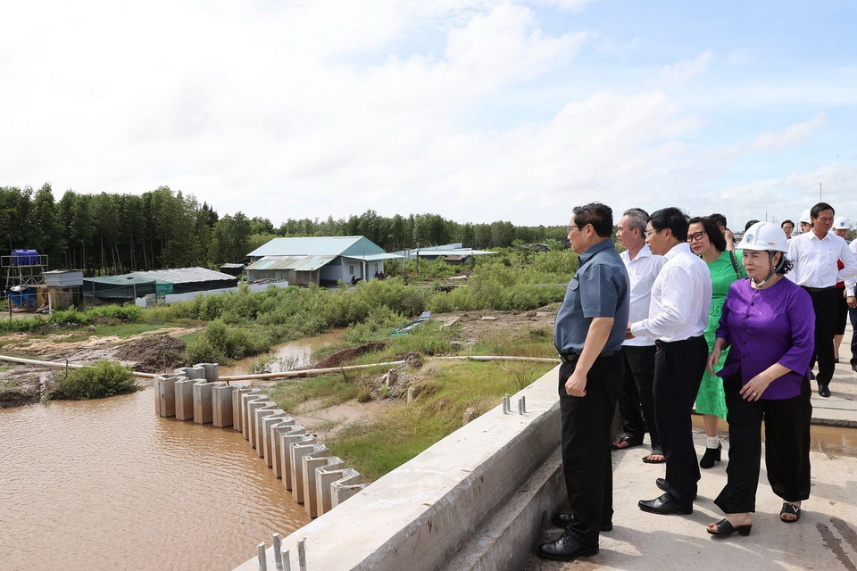 Thủ tướng Phạm Minh Chính khảo sát dự án đầu tư công tuyến đê biển Bạc Liêu. (Ảnh: Dương Giang/TTXVN)