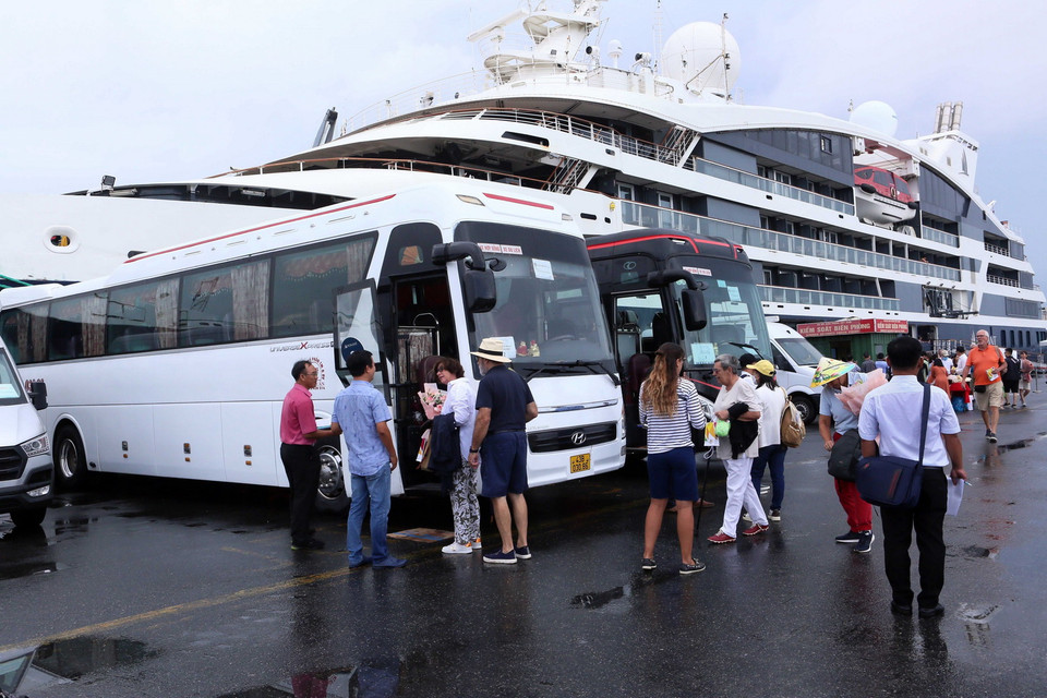  Du khách quốc tế rời tàu lên xe đi tham quan Đà Nẵng và Quảng Nam. (Ảnh: Trần Lê Lâm/TTXVN)
