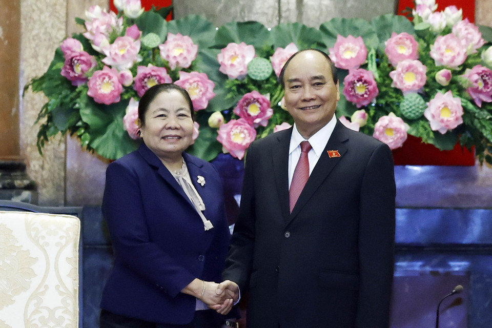 Chủ tịch nước Nguyễn Xuân Phúc tiếp Trưởng Ban Tổ chức TW Đảng NDCM Lào Sisay Leudetmounsone. (Ảnh: Thống Nhất/TTXVN)