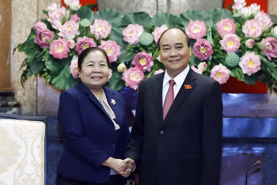 Chủ tịch nước Nguyễn Xuân Phúc tiếp Trưởng Ban Tổ chức TW Đảng NDCM Lào Sisay Leudetmounsone. (Ảnh: Thống Nhất/TTXVN)