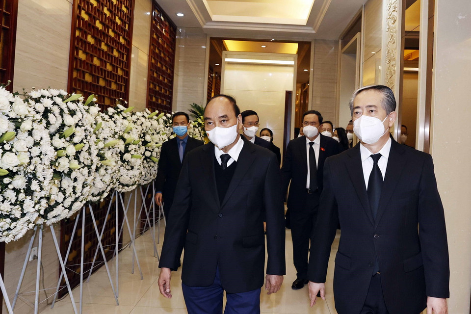 Chủ tịch nước Nguyễn Xuân Phúc đến viếng nguyên Tổng Bí thư, Chủ tịch Trung Quốc Giang Trạch Dân. (Ảnh: Thống Nhất/TTXVN)