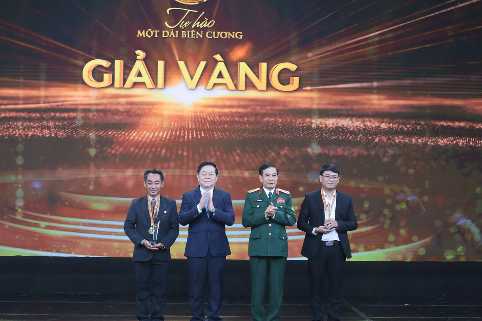 Đại tướng Phan Văn Giang, ông Nguyễn Trọng Nghĩa trao giải Nhất cho các tác giả. (Ảnh: Phương Hoa/TTXVN)