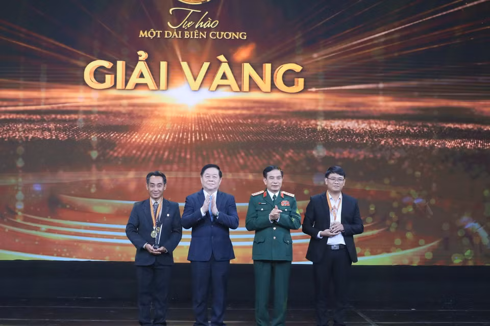 Đại tướng Phan Văn Giang, ông Nguyễn Trọng Nghĩa trao giải Nhất cho các tác giả. (Ảnh: Phương Hoa/TTXVN)