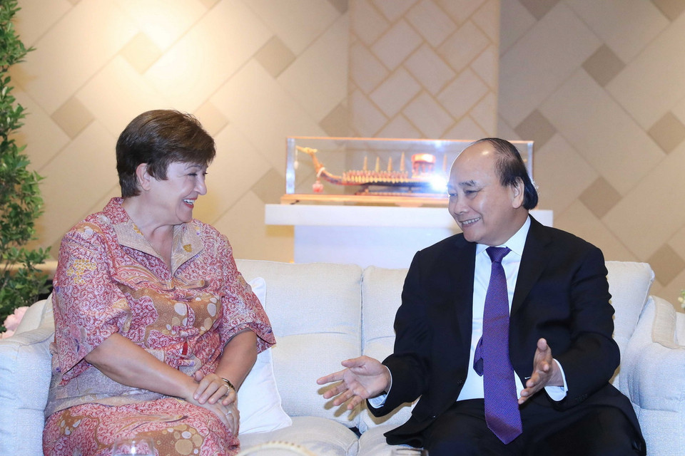 Sáng 19/11, tại thủ đô Bangkok, Thái Lan, Chủ tịch nước Nguyễn Xuân Phúc gặp Tổng giám đốc Quỹ Tiền tệ Quốc tế (IMF) Kristalina Georgieva. (Ảnh: Thống Nhất/TTXVN)