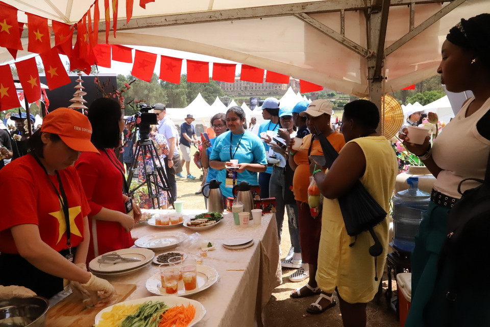 Du khách xếp hàng chờ thưởng thức món nem rán của Việt Nam tại Hội chợ Ngoại giao Nam Phi 2022. (Ảnh: Hồng Minh/TTXVN)