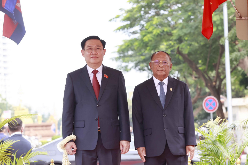  Chủ tịch Quốc hội Campuchia Samdech Heng Samrin và Chủ tịch Quốc hội Vương Đình Huệ thực hiện nghi thức chào cờ. (Ảnh: Doãn Tấn/TTXVN)