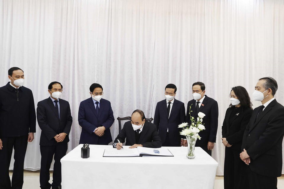 Chủ tịch nước Nguyễn Xuân Phúc ghi sổ tang chia buồn tại Đại sứ quán Trung Quốc tại Việt Nam. (Ảnh: Thống Nhất/TTXVN)