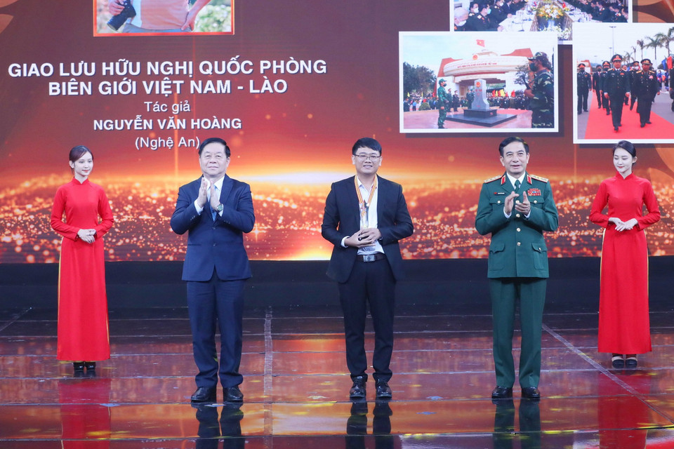 Đại tướng Phan Văn Giang, Trưởng ban Tuyên giáo Trung ương Nguyễn Trọng Nghĩa trao giải Nhất cho tác giả Nguyễn Văn Hoàng. (Ảnh: Phương Hoa/TTXVN)