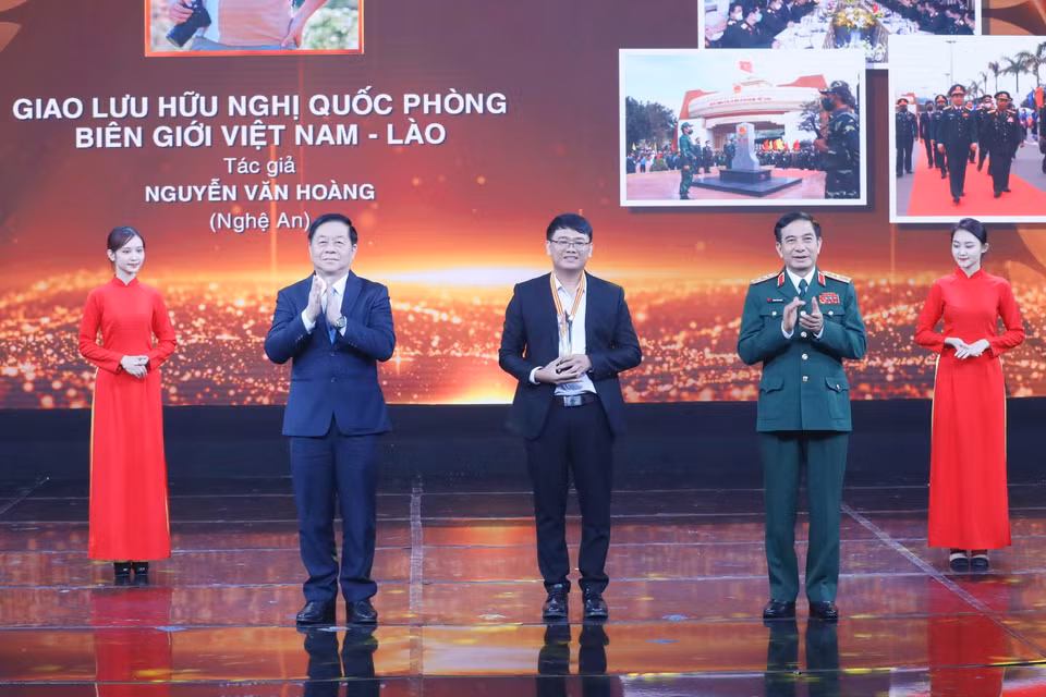 Đại tướng Phan Văn Giang, Trưởng ban Tuyên giáo Trung ương Nguyễn Trọng Nghĩa trao giải Nhất cho tác giả Nguyễn Văn Hoàng. (Ảnh: Phương Hoa/TTXVN)