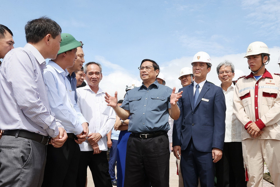 Thủ tướng Phạm Minh Chính khảo sát dự án Điện gió Hòa Bình 5, xã Vĩnh Thịnh, huyện Hòa Bình, tỉnh Bạc Liêu. (Ảnh: Dương Giang/TTXVN)