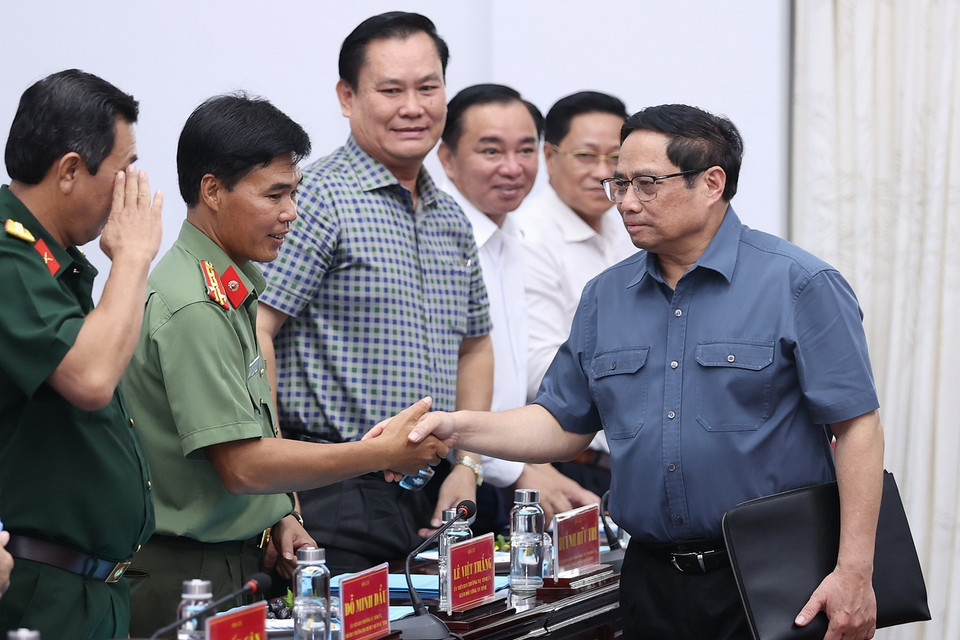 Thủ tướng Phạm Minh Chính cùng lãnh đạo chủ chốt tỉnh Bạc Liêu. (Ảnh: Dương Giang/TTXVN) 