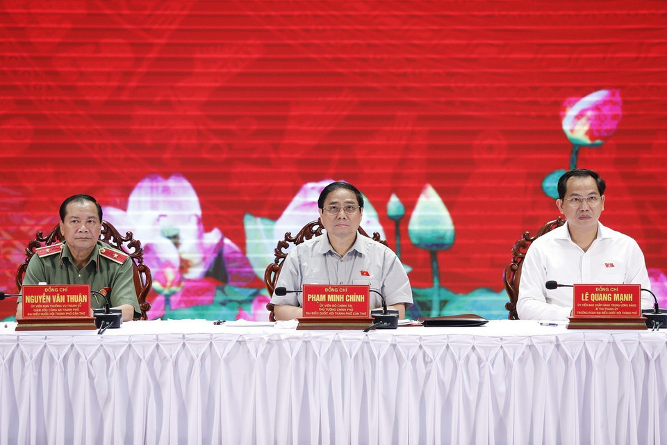 Thủ tướng cùng các đại biểu Quốc hội tiếp xúc cử tri thành phố Cần Thơ. (Ảnh: Dương Giang/TTXVN)