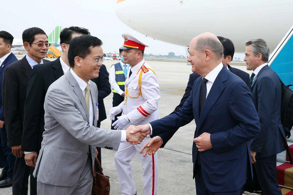 Lễ đón Thủ tướng Cộng hòa Liên bang Đức Olaf Scholz tại sân bay Quốc tế Nội Bài, Hà Nội. (Ảnh: Phạm Kiên/TTXVN)