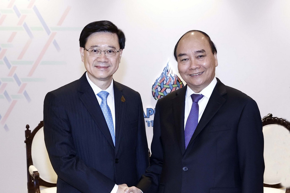 Chủ tịch nước Nguyễn Xuân Phúc và ông Lý Gia Siêu, Trưởng Khu hành chính đặc biệt Hong Kong- Trung Quốc. (Ảnh: Thống Nhất/TTXVN)