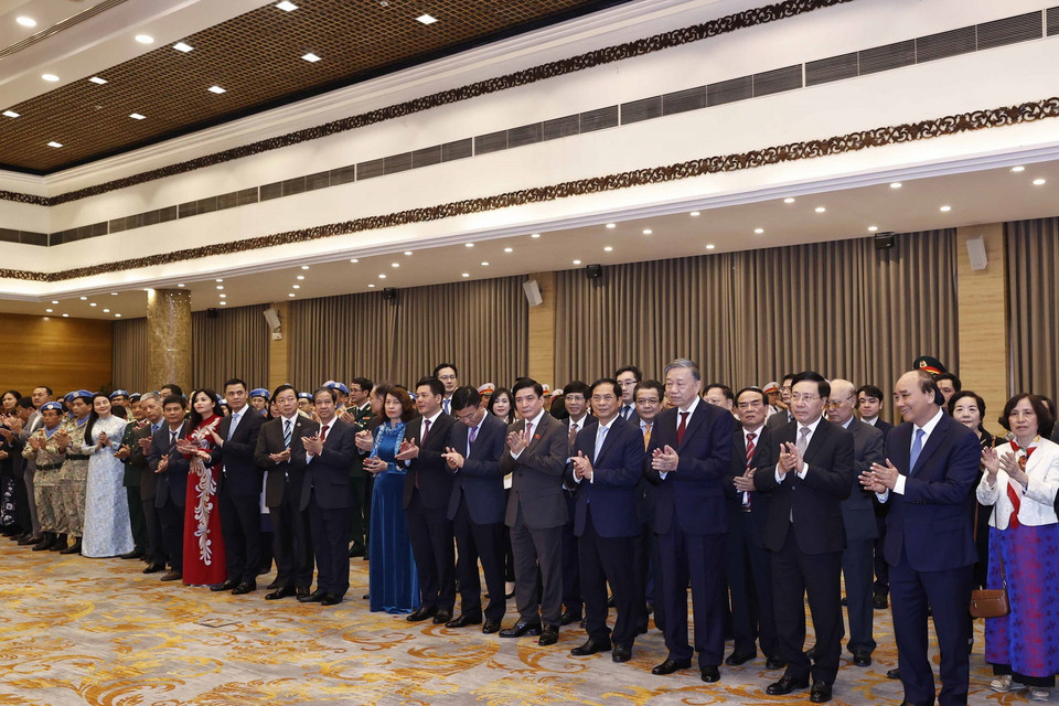 Chủ tịch nước Nguyễn Xuân Phúc, các đồng chí lãnh đạo Đảng, Nhà nước, bộ, ngành dự lễ kỷ niệm. (Ảnh: TTXVN)