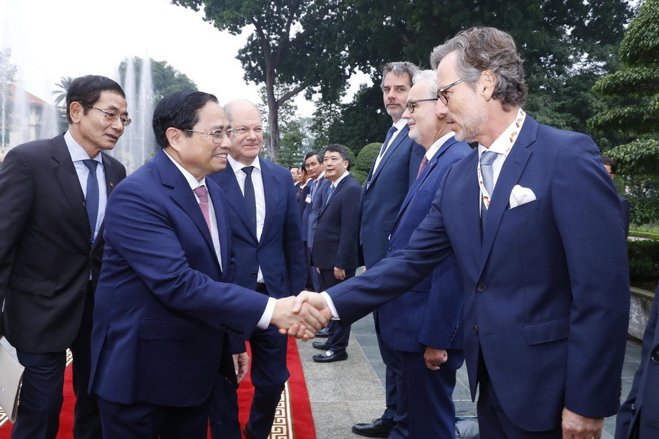 Thủ tướng Phạm Minh Chính với các thành viên đoàn đại biểu CHLB Đức. Ảnh: Lâm Khánh - TTXVN