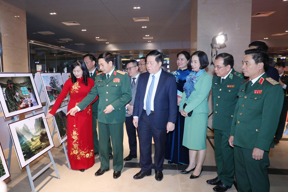 Đại tướng Phan Văn Giang, Trưởng ban Tuyên giáo Trung ương Nguyễn Trọng Nghĩa và Tổng Giám đốc TTXVN Vũ Việt Trang cùng các đại biểu tham quan triển lãm ảnh. (Ảnh: Phương Hoa/TTXVN)