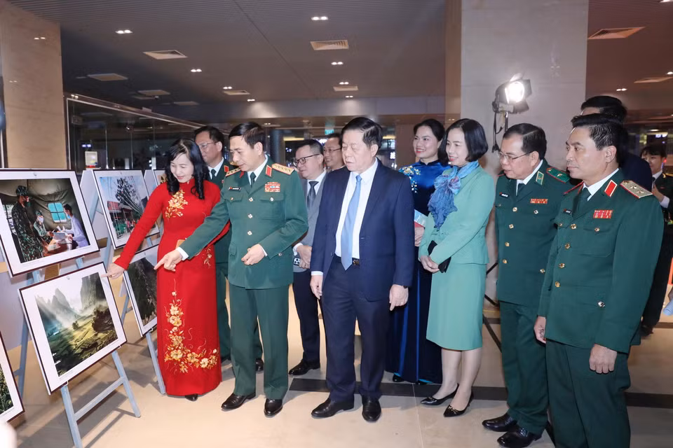 Đại tướng Phan Văn Giang, Trưởng ban Tuyên giáo Trung ương Nguyễn Trọng Nghĩa và Tổng Giám đốc TTXVN Vũ Việt Trang cùng các đại biểu tham quan triển lãm ảnh. (Ảnh: Phương Hoa/TTXVN)