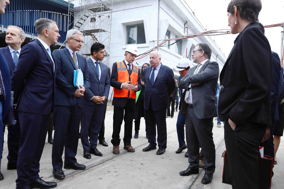 Chủ tịch Thượng viện Cộng hòa Pháp Gérard Larcher tham quan khu Trung tâm điều khiển và bảo dưỡng, sửa chữa tàu của tuyến đường sắt đô thị số 3. (Ảnh: Phạm Kiên/TTXVN)