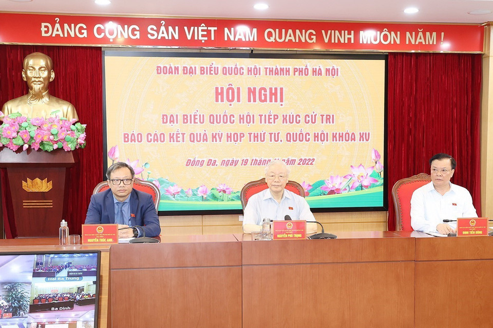 Tổng Bí thư Nguyễn Phú Trọng và các Đại biểu Quốc hội dự hội nghị tiếp xúc cử tri tại quận Đống Đa. (Ảnh: Trí Dũng/TTXVN)