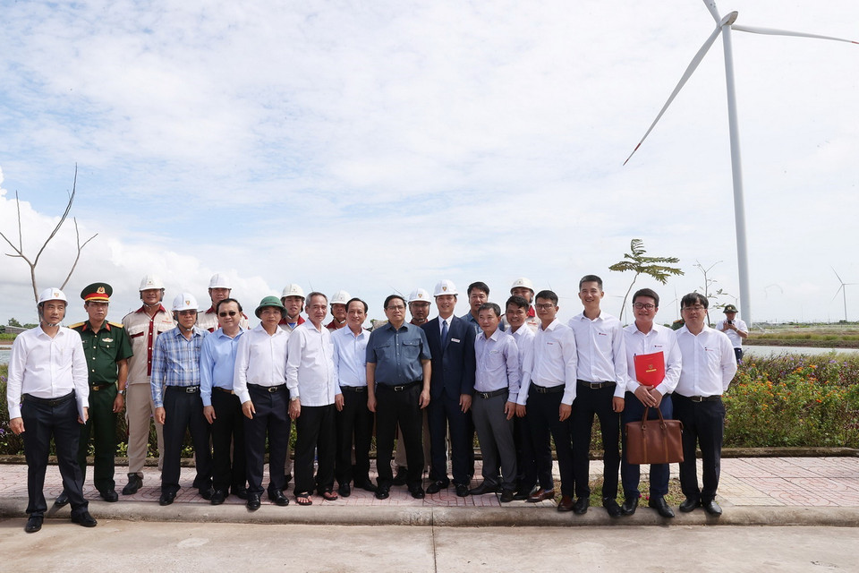 Thủ tướng Phạm Minh Chính với kỹ sư, công nhân dự án Điện gió Hòa Bình 5. (Ảnh: Dương Giang/TTXVN)