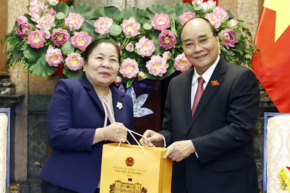 Chủ tịch nước Nguyễn Xuân Phúc tặng quà lưu niệm cho bà Sisay Leudetmounsone. (Ảnh: Thống Nhất/TTXVN)