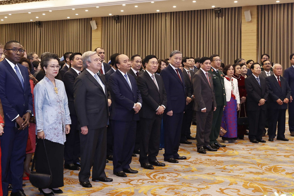 Chủ tịch nước Nguyễn Xuân Phúc, Tổng Thư ký Liên hợp quốc António Guterres và các đại biểu dự lễ kỷ niệm. (Ảnh: TTXVN)