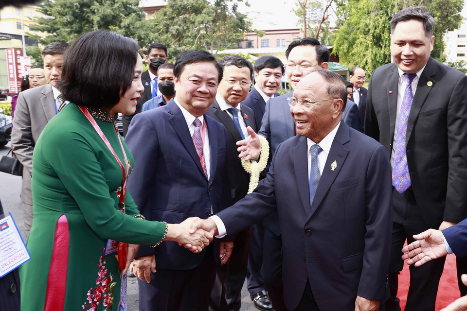 Chủ tịch Quốc hội Vương Đình Huệ giới thiệu với Chủ tịch Quốc hội Campuchia Samdech Heng Samrin các đại biểu đoàn Quốc hội Việt Nam. (Ảnh: Doãn Tấn/TTXVN)