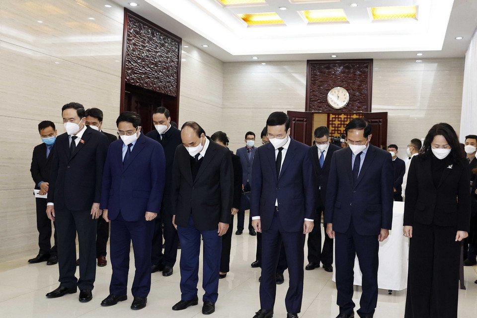 Lãnh đạo Đảng, Nhà nước, Chính phủ, Quốc hội, Mặt trận Tổ quốc Việt Nam do Chủ tịch nước Nguyễn Xuân Phúc dẫn đầu, viếng nguyên Tổng Bí thư, Chủ tịch Trung Quốc Giang Trạch Dân. (Ảnh: Thống Nhất/TTXVN)