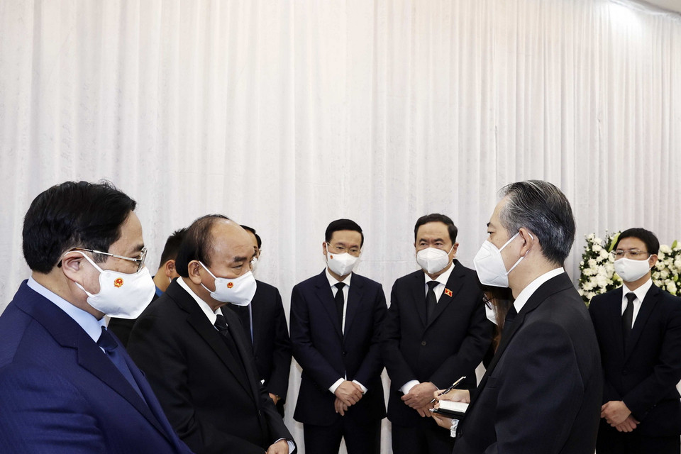 Lãnh đạo Đảng, Nhà nước, Chính phủ, Quốc hội, Mặt trận Tổ quốc Việt Nam chia buồn với Đại sứ Trung Quốc tại Việt Nam Hùng Ba. (Ảnh: Thống Nhất/TTXVN)