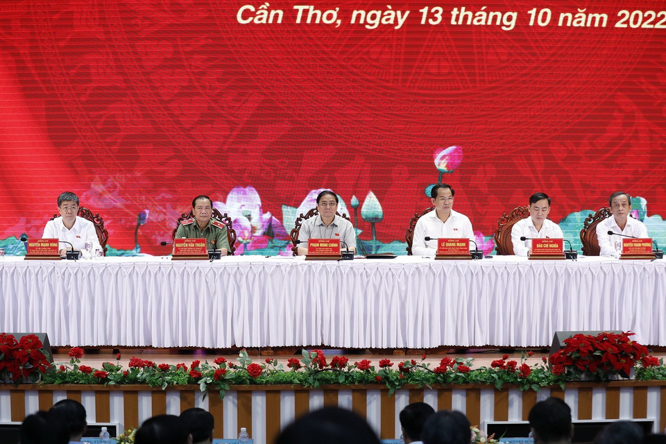 Sáng 13/10, Thủ tướng Phạm Minh Chính cùng các đại biểu Quốc hội tiếp xúc cử tri thành phố Cần Thơ. (Ảnh: Dương Giang/TTXVN)