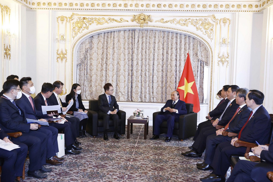  Chủ tịch nước Nguyễn Xuân Phúc tiếp Chủ tịch Ngân hàng Phát triển Hàn Quốc (KDB) Lee Dong-geol. (Ảnh: Thống Nhất/TTXVN)