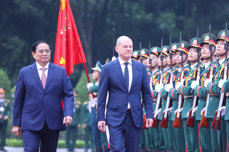 Thủ tướng Phạm Minh Chính và Thủ tướng Đức Olaf Scholz duyệt đội danh dự Quân đội nhân dân Việt Nam. Ảnh: Lâm Khánh - TTXVN