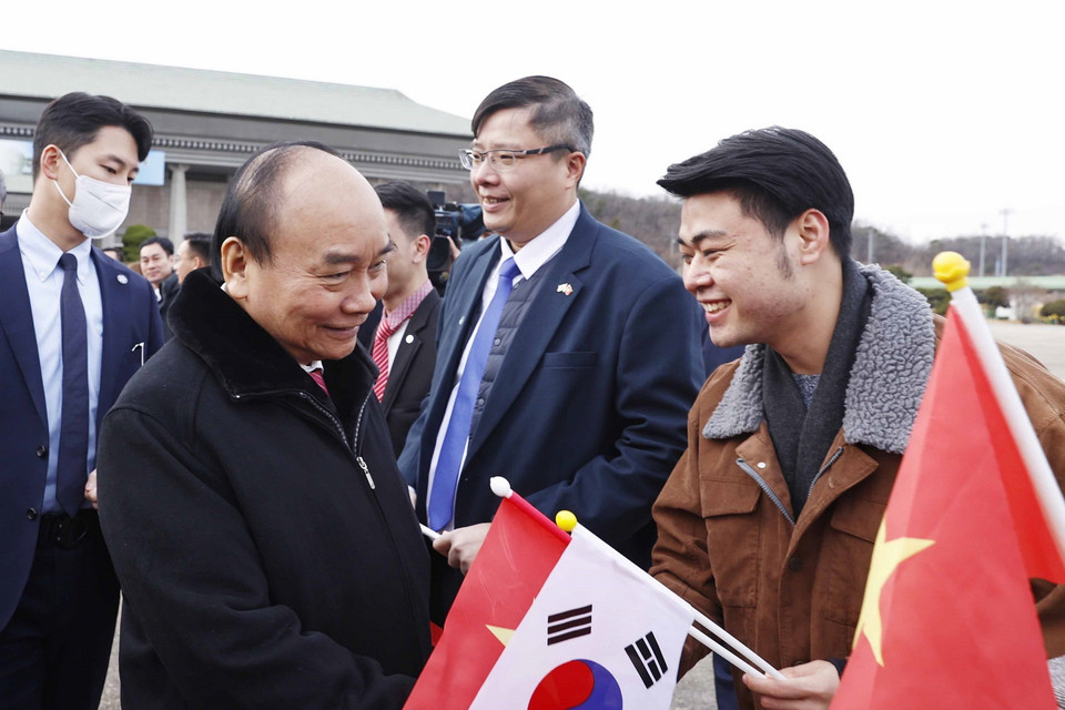 Chủ tịch nước Nguyễn Xuân Phúc với bà con Việt Kiều tại lễ đón. (Ảnh: Thống Nhất/TTXVN)