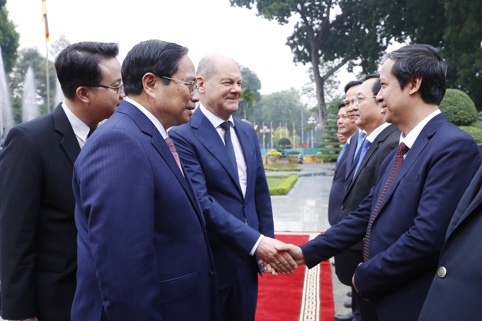 Thủ tướng Phạm Minh Chính giới thiệu với Thủ tướng Đức Olaf Scholz các thành viên đoàn đại biểu Việt Nam. Ảnh: Lâm Khánh - TTXVN