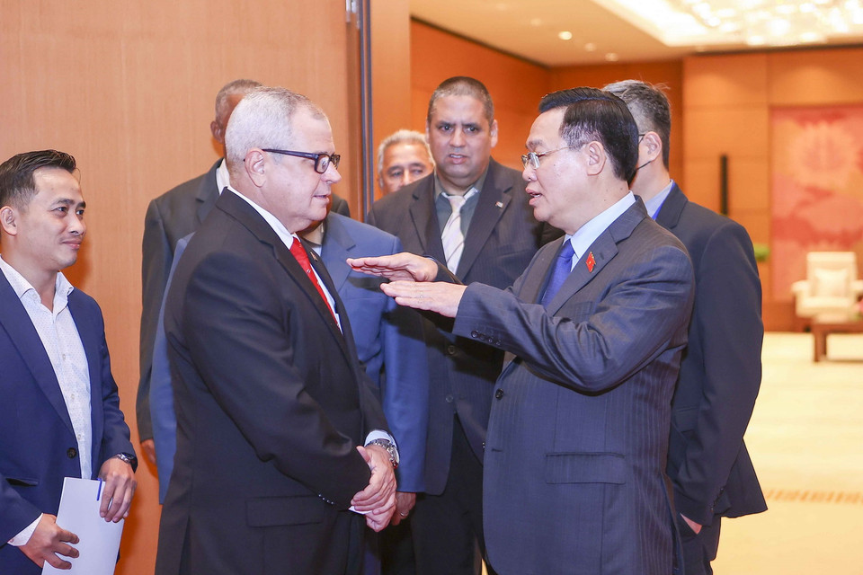 Chủ tịch Quốc hội Vương Đình Huệ trao đổi với Tổng Thư ký Quốc hội và Hội đồng Nhà nước Cuba. (Ảnh: Doãn Tấn/TTXVN)