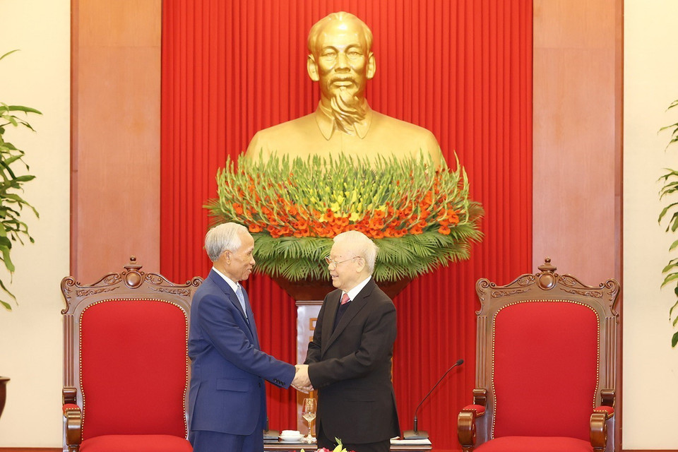 Tổng Bí thư Nguyễn Phú Trọng và ông Khamphan Pheuyavong, Bí thư Trung ương Đảng, Trưởng ban Tuyên huấn, Chủ tịch Hội đồng Lý luận Trung ương Đảng Nhân dân Cách mạng Lào. (Ảnh Trí Dũng/TTXVN)