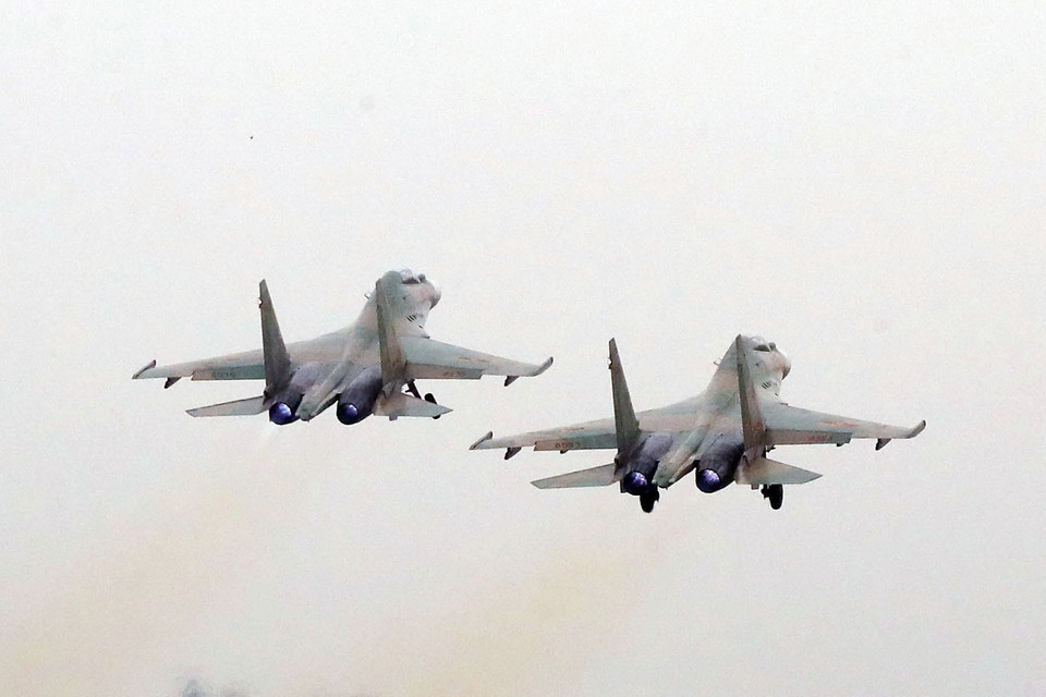 Nhiều ngày qua, Trung đoàn Không quân 927 thuộc Sư đoàn Không quân 371 (Quân chủng Phòng không-Không quân) thường xuyên tổ chức huấn luyện, diễn tập trong mọi điều kiện thời tiết với các bài tập theo kịch bản của cấp trên từ đơn giản đến phức tạp, không xảy ra sai sót. (Ảnh: Trọng Đức/TTXVN)