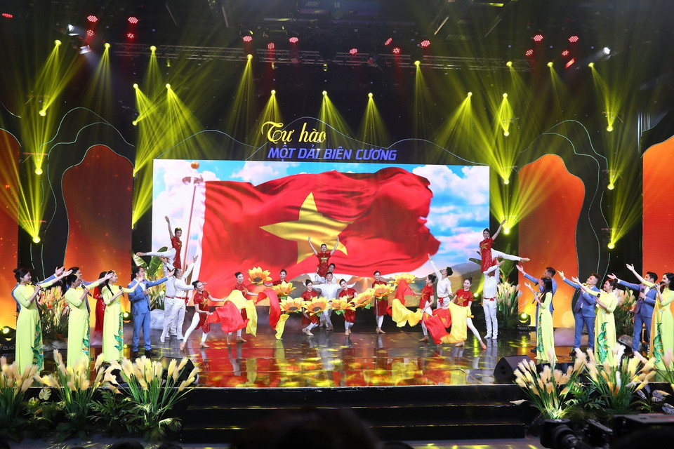 Chương trình văn nghệ biểu diễn tại buổi Lễ trao giải Cuộc thi và Triển lãm ảnh nghệ thuật cấp quốc gia “Tự hào một dải biên cương.” (Ảnh: Hoàng Hiếu/TTXVN)