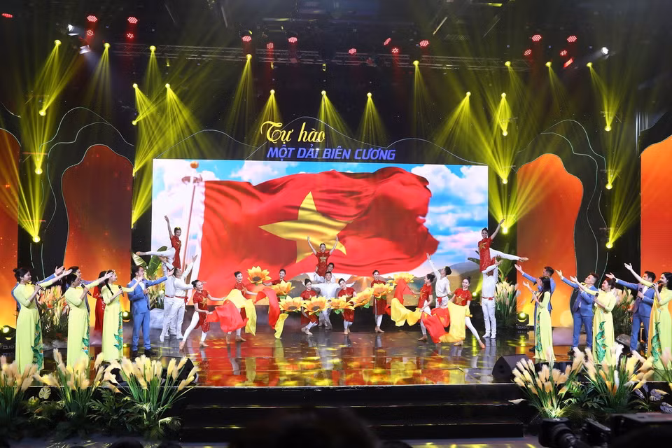 Chương trình văn nghệ biểu diễn tại buổi Lễ trao giải Cuộc thi và Triển lãm ảnh nghệ thuật cấp quốc gia “Tự hào một dải biên cương.” (Ảnh: Hoàng Hiếu/TTXVN)
