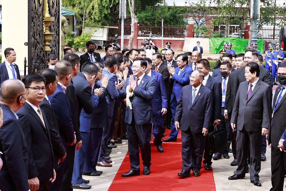 Chủ tịch Quốc hội Campuchia Samdech Heng Samrin giới thiệu với Chủ tịch Quốc hội Vương Đình Huệ các đại biểu đoàn Quốc hội Campuchia. (Ảnh: Doãn Tấn/TTXVN)