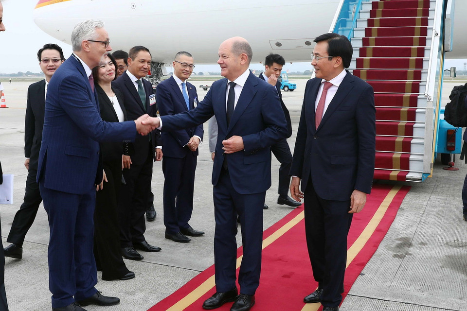 Lễ đón Thủ tướng Đức Olaf Scholz tại sân bay Quốc tế Nội Bài, Hà Nội. (Ảnh: Phạm Kiên/TTXVN)