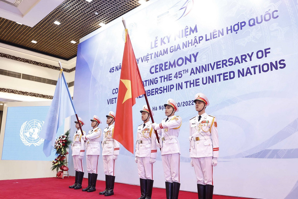 Tiêu binh rước Quốc kỳ Việt Nam và cờ Liên Hợp quốc tại lễ kỷ niệm. (Ảnh: TTXVN)