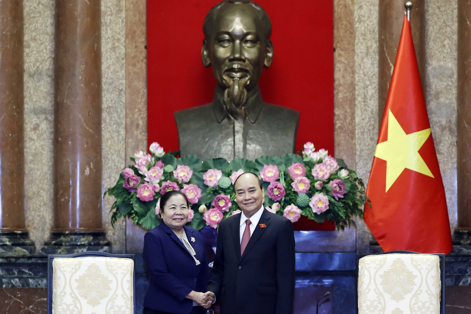 Chủ tịch nước Nguyễn Xuân Phúc tiếp Trưởng Ban Tổ chức TW Đảng NDCM Lào Sisay Leudetmounsone. (Ảnh: Thống Nhất/TTXVN)